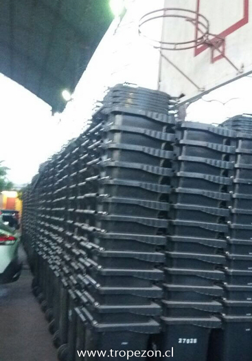 Recinto deportivo es usado como acopio de tarros de basura en Pudahuel