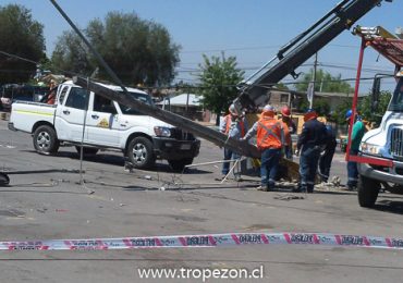 Poste del tendido eléctrico es derribado por camión recolector de basura en Pudahuel