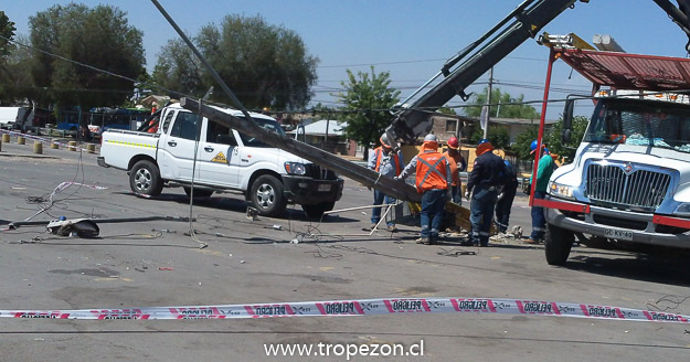 Poste del tendido eléctrico es derribado por camión recolector de basura en Pudahuel