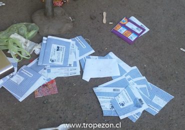Correspondencia comercial y de Seguros de Cesantía tirada en tarro de basura en Cerro Navia