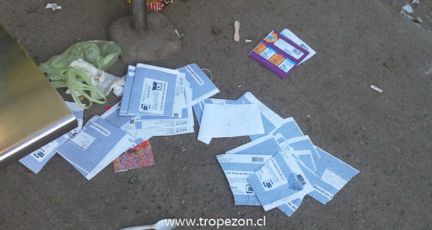 Correspondencia comercial y de Seguros de Cesantía tirada  en tarro de basura en Cerro Navia