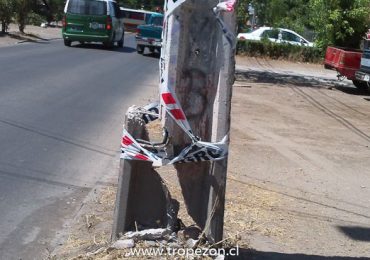 Poste del tendido eléctrico en Cerro Navia destruido en su base
