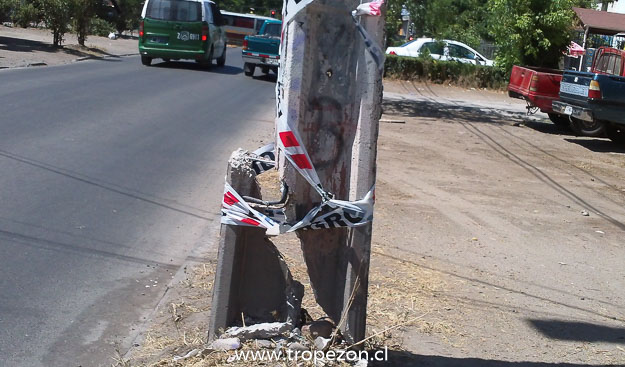 Poste del tendido eléctrico en Cerro Navia destruido en su base