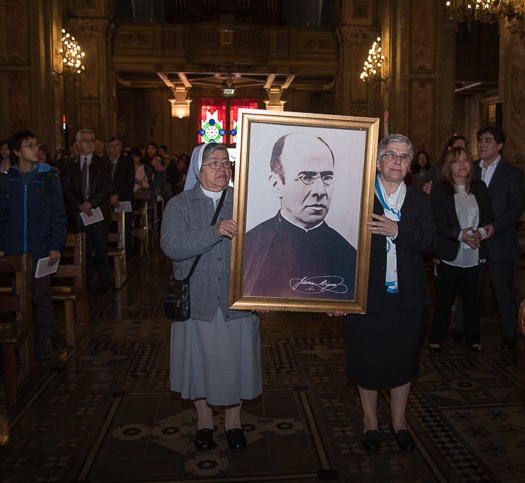 Arzobispado de Santiago presidió misa por el santo español canonizado por milagro ocurrido a chilena