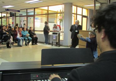 Usuarios del C.R.S. disfrutaron de solemne presentación en piano en homenaje a Violeta Parra