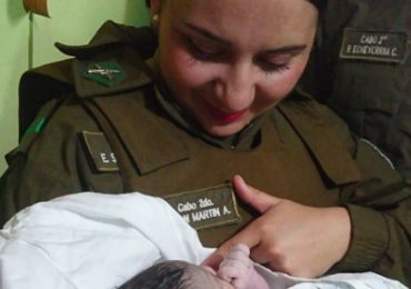 Carabineros de la 26 comisaria de Pudahuel atiende parto de una joven madre
