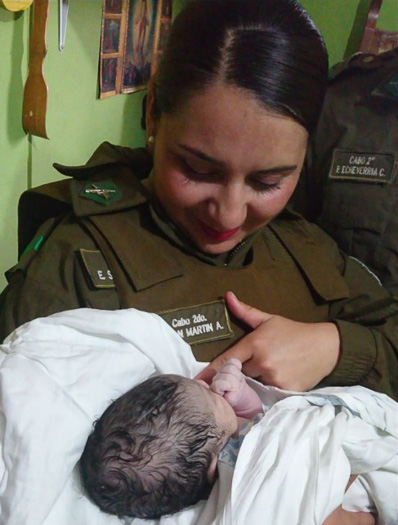 Carabineros de la 26 comisaria de Pudahuel atiende parto de una joven madre