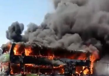 Bus resultó quemado en su totalidad en la ruta 68