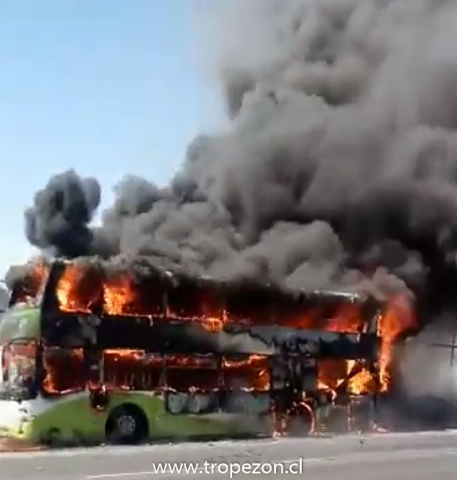 Bus resultó quemado en su totalidad en la ruta 68