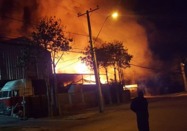 Incendio destruya fábrica en Pudahuel