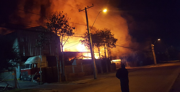 Incendio destruya fábrica en Pudahuel