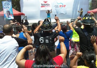 Zumbaton por la teletón hizo bailar hasta a los bomberos en Pudahuel