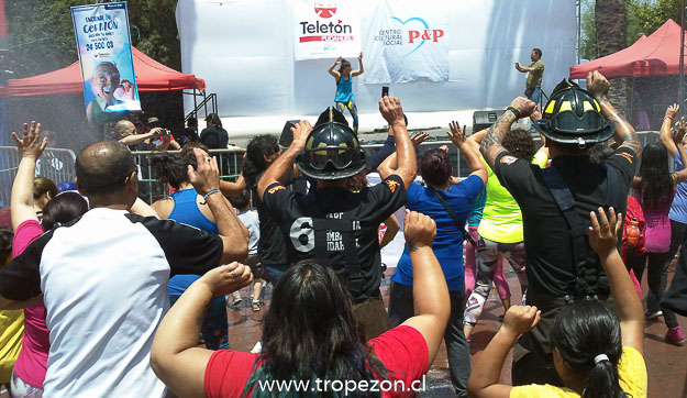 Zumbaton por la teletón hizo bailar hasta a los bomberos en Pudahuel