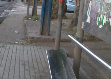 Destruyen asiento en paradero de buses en Pudahuel Sur