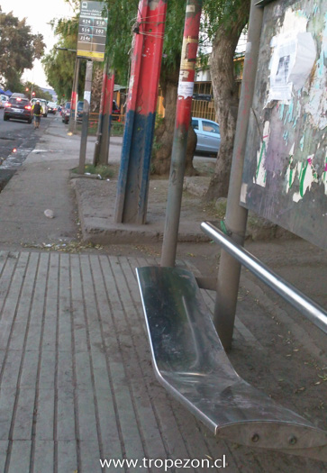 Destruyen asiento en paradero de buses en Pudahuel Sur