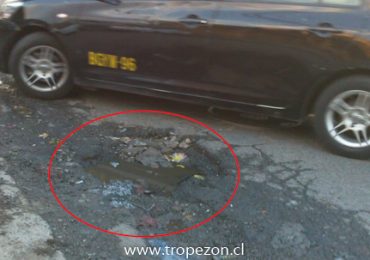 Agujero en calle de alto tránsito en Pudahuel Sur pone en peligro a vehículos de dos ruedas