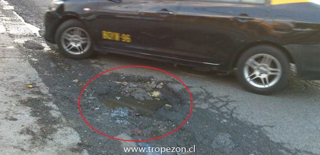 Agujero en calle de alto tránsito en Pudahuel Sur pone en peligro a vehículos de dos ruedas