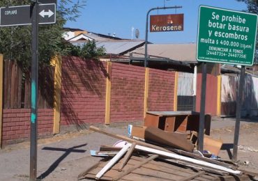 Botan basura bajo letrero que lo prohíbe en Pudahuel