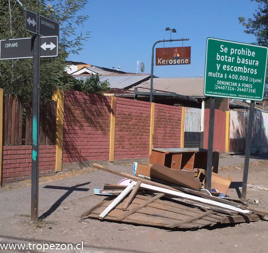 Botan basura bajo letrero que lo prohíbe en Pudahuel