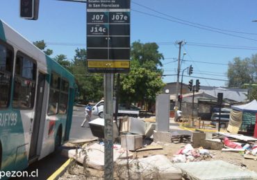 Depósito de basura a metros de paradero de buses en Cerro Navia