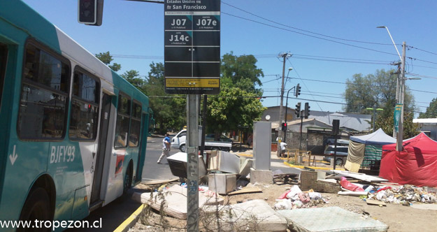 Depósito de basura a metros de paradero de buses en Cerro Navia