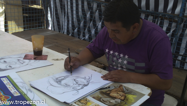Hombre descendencia indígena es un gran dibujante de retratos en Pudahuel