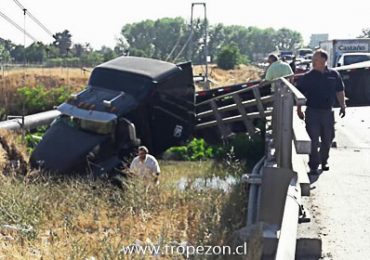 Camión se precipita a estero en Ruta 68