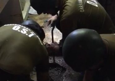Sujeto escondía drogas en alcantarilla falsa en Cerro Navia