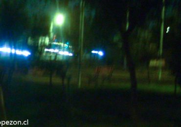 Plaza pública de Pudahuel continúa con falla en su sistema de iluminación por la noche
