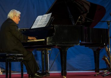Roberto Bravo realizó masivo concierto de Navidad en la Catedral