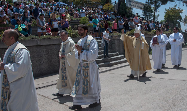 Cardenal Ezzati pide construir un país de hermanos, orar por el papa e integrar a migrantes, en multitudinaria fiesta de LA Inmaculada Concepción