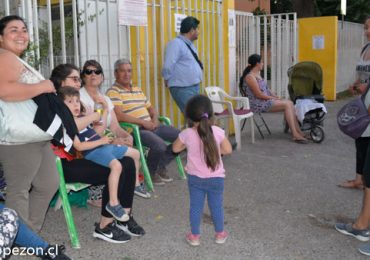 Apoderados pasan la noche en escuela pública de Pudahuel por una matrícula