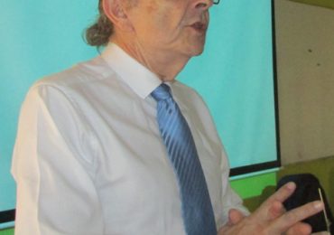 Las adicciones fue el tema tratado por el destacado profesor de psiquiatría Humberto Guajardo a los profesionales de la Unidad de salud Mental del C.R.S.
