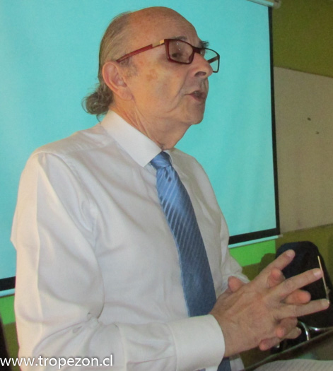 Las adicciones fue el tema tratado por el destacado profesor de psiquiatría Humberto Guajardo a los profesionales de la Unidad de salud Mental del C.R.S.