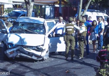 Accidente de tránsito deja dos heridos y daños de consideración a tres vehículos en Cerro Navia