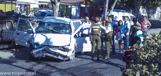 Accidente de tránsito deja dos heridos y daños de consideración a tres vehículos en Cerro Navia