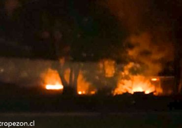 Explosión de dos trasformadores eléctricos deja apagón en amplio sector de Pudahuel y comienza incendio