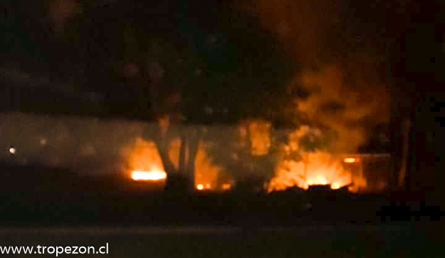 Explosión de dos trasformadores eléctricos deja apagón en amplio sector de Pudahuel y comienza incendio