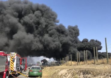 Incendio de neumáticos eleva gran columna de humo negro en Pudahuel