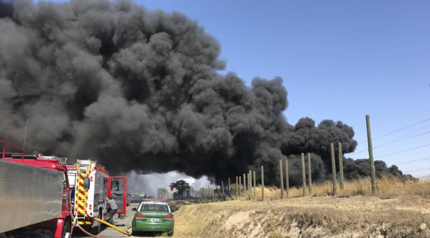 Incendio de neumáticos eleva gran columna de humo negro en Pudahuel