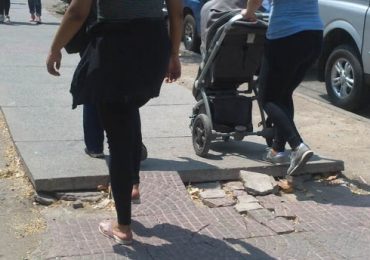 Peligro por vereda deteriorada en frente de la municipalidad de Pudahuel
