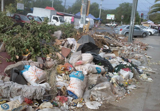 Vecinos indignados por la obstrucción de basura en vereda de Pudahuel