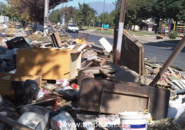 Tramo de vereda y avenida están obstruidas con basura en Cerro Navia