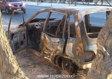 A metros de ingreso a la municipalidad de Pudahuel se incendió un automóvil