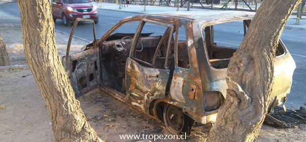 A metros de ingreso a la municipalidad de Pudahuel se incendió un automóvil