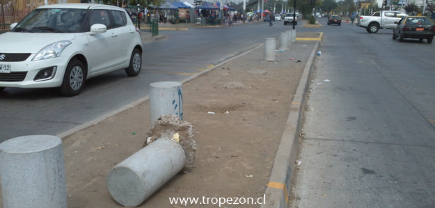 Desconocidos destruyen pilares de seguridad vial en Cerro Navia