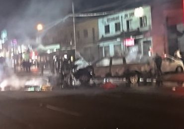 Delincuentes queman camioneta en avenida San Pablo en Pudahuel