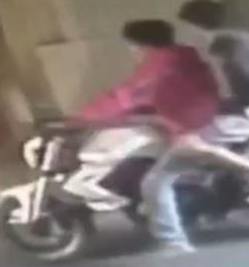 Delincuentes en moto asaltan a mujeres en Pudahuel