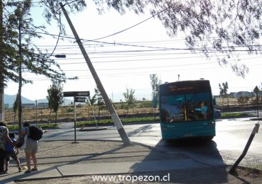 Poste del tendido eléctrico en altura se halla en peligro de desplome en Pudahuel