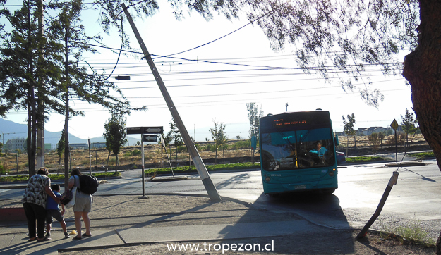 Poste del tendido eléctrico en altura se halla en peligro de desplome en Pudahuel